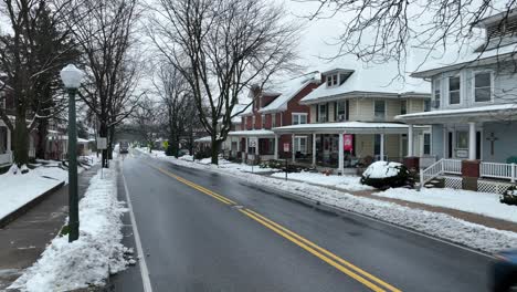 Conducir-Un-Coche-En-La-Calle-Principal-Del-Barrio-Americano-Durante-La-Nieve-Del-Invierno