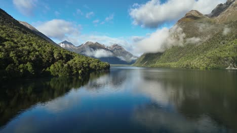 Hermoso-Lago-Gunn-Rodeado-De-Altas-Montañas-Con-Bosque-Verde,-Aéreo