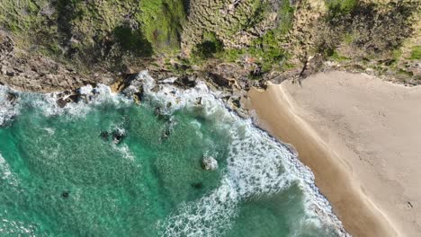 Toma-Estática-De-Arriba-Hacia-Abajo-De-La-Playa-De-Las-Islas-Stradbroke-Y-La-Costa-Rocosa