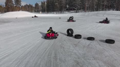 Go-Karts-Auf-Rutschiger-Schneeoberfläche-Driften-Durch-Kurven-Auf-Der-Rennstrecke