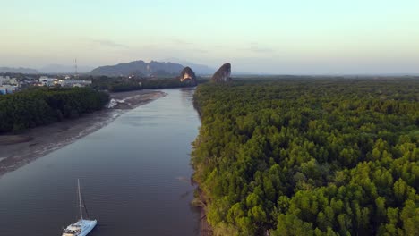 Segelboot-Abend-Mangroven-Fluss-Krabi-Thailand