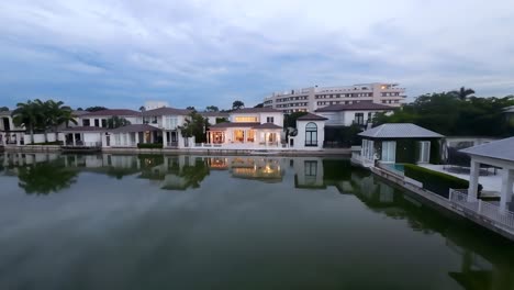 Elegantes-Villas-En-Prestigiosos-Lagos-De-Batán-Al-Atardecer-En-Samborondon,-Guayaquil,-Ecuador