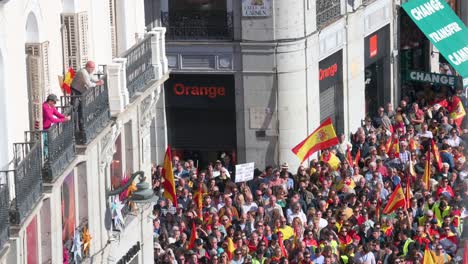 Demonstranten-Versammeln-Sich-An-Der-Puerta-Del-Sol-Während-Einer-Massenkundgebung-Gegen-Die-Sozialistische-Partei-PSOE,-Nachdem-Sie-Einer-Amnestie-Für-Die-An-Dem-Abspaltungsversuch-Kataloniens-Beteiligten-Zugestimmt-Hatten