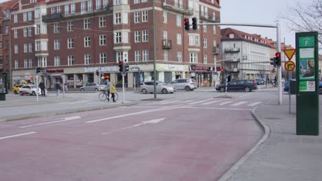 Öffentlicher-Busverkehr-Durch-Die-Straßen-Der-Stadt-Malmö-In-Schweden