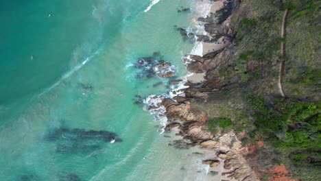 Olas-Espumosas-Del-Océano-Rompiendo-En-La-Playa-De-Broken-Head-En-Byron-Bay,-Nueva-Gales-Del-Sur,-Australia---Disparo-Aéreo-De-Drones