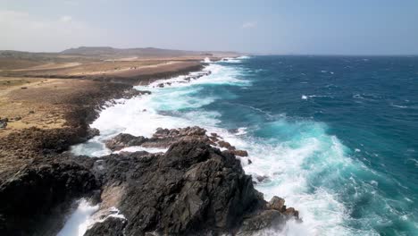 Retirada-Aérea-Mientras-Las-Olas-Rompen-A-Lo-Largo-De-La-Costa-De-Aruba