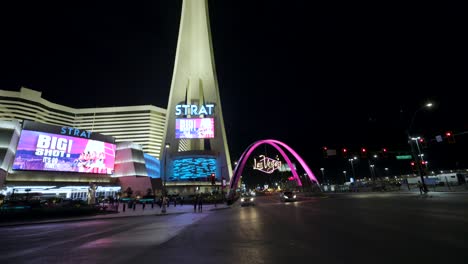 Revelación-Inclinada-Del-Hotel-Strat,-El-Casino-Y-La-Torre-Por-La-Noche-En-Las-Vegas-Strip,-Nevada