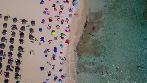 Toma-De-Drones-En-Retirada-De-La-Playa-De-Cala-Agulla,-Una-Escapada-Popular-Para-Turistas-Ubicada-En-Mallorca,-España.