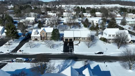 Toma-Panorámica-Aérea-Que-Muestra-Un-Pueblo-Americano-Nevado-En-Un-Suburbio.