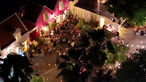 Siluetas-De-Palmeras-Frente-A-La-Gente-Caminando-Disfrutando-De-Las-Calles-Históricas-De-La-Aldea-De-Kura-Hulanda-En-Otrobanda-Willemstad-Curacao