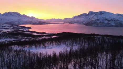 Luftaufnahme-Der-Wunderschönen-Landschaft-Der-Lyngenalpen,-Norwegen