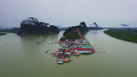 Vista-Panorámica-Sobre-El-Famoso-Pueblo-Pesquero-En-La-Isla-De-Koh-Panyee,-La-Bahía-De-Phang-Nga,-Tailandia