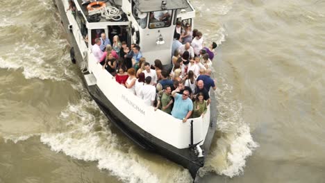 Kreuzer-Segelt-Auf-Der-Themse-Mit-Touristen,-Die-Winken-Und-Die-Zeit-Unter-Der-Brücke-Genießen