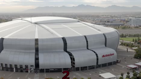 Estadio-State-Farm,-Sede-Del-Equipo-De-La-Liga-Nacional-De-Fútbol-De-Los-Cardenales-De-Arizona-En-Glendale,-Arizona,-Con-Video-De-Drones-De-Cerca-Paralaje-Moviéndose-Hacia-Los-Lados