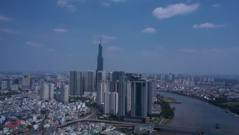 Ho-Chi-Minh-Stadt,-Saigon-Fluss-Und-Binh-Thanh-Skyline-An-Einem-Sonnigen,-Klaren-Tag-Mit-Markanten-Gebäuden-Aus-Der-Drohnenumlaufbahn