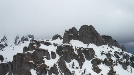 Pico-Tigaile-Mari-Cubierto-De-Nieve-En-Las-Montañas-Ciucas-Bajo-El-Cielo-Nublado