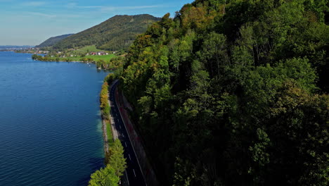 Straße-Entlang-Des-Sees-Durch-Bewaldete-Berge-Im-Sommer