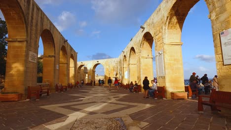 Antike-Bögen-Und-Touristen-In-Den-Oberen-Barrakka-Gärten