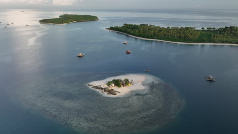 Sonnenaufgang-über-Der-Kleinen-Insel-Gili-Kedis-Vor-Der-Küste-Der-Insel-Lombok,-Indonesien