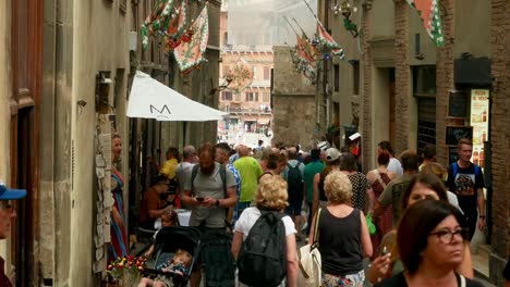 Personas-Que-Asisten-A-La-Fiesta-Del-Cochinillo-De-Monte-San-Savino