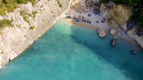 Playa-Xigia-Con-Aguas-Turquesas-Y-Turistas-Relajándose-En-Zakynthos,-Grecia,-Durante-El-Verano,-Vista-Aérea