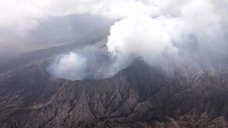 Erupción-Del-Monte-Bromo-Desde-Arriba-De-Las-Nubes