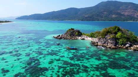 Playa-Acantilado-Rocoso-Isla-Azul-Turquesa-Mar