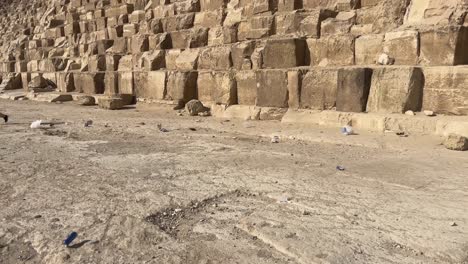 Sonniger-Tag-Am-Fuße-Der-Großen-Pyramiden,-Wind-Weht