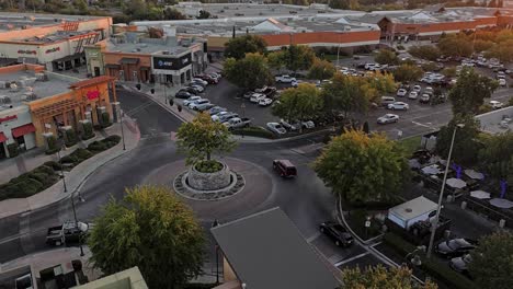 Zeitraffer-über-Der-Sierra-Vista-Mall-In-Clovis-Fresno,-Kalifornien,-Zeigt-Den-Verkehr-Bei-Sonnenuntergang-Aus-Der-Luft