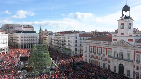 Kippender-Don-Blick-Auf-Menschen,-Die-Sich-Während-Eines-Protests-Gegen-Die-Sozialistische-Partei-PSOE-An-Einer-überfüllten-Puerta-Del-Sol-Versammelt-Hatten,-Nachdem-Sie-Zugestimmt-Hatten,-Den-Am-Abspaltungsversuch-Von-Katalonien-Beteiligten-Personen-Amnestie-Zu-Gewähren