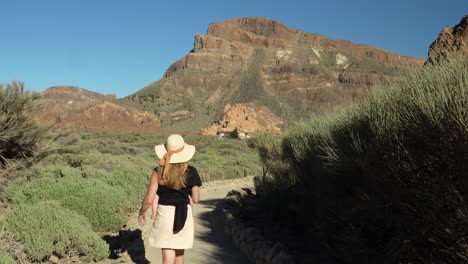 Estilo-De-Vida-De-Tenerife,-Mujer-Turista-Camina-Por-El-Hermoso-Sendero-Del-Parque-Nacional-Del-Teide