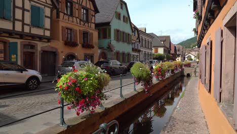 Ribeauvillé-has-colorful-and-flowery-Alsatian-half-timbered-houses,-nice-stores,-beautiful-signs,-sculptures-at-the-corner-of-the-houses