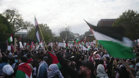 Eine-Große-Menge-Pro-palästinensischer-Demonstranten-Versammelt-Sich-Vor-Dem-Weißen-Haus,-Schwenkt-Fahnen-Und-Schreit