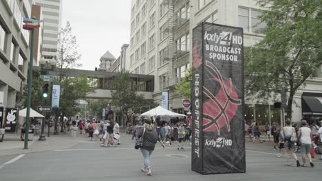 Hoopfest-2018:-Plano-General-Del-Cartel-Del-Hoopfest-Y-Multitud-En-El-Centro-De-Spokane,-Washington