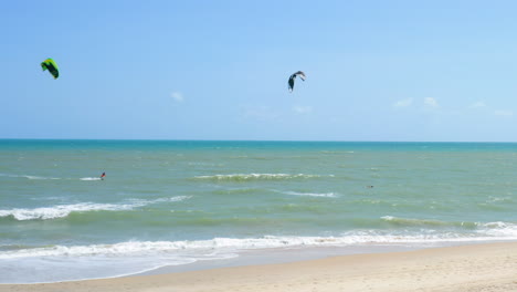 Vista-Aérea-De-Personas-Practicando-Kitesurf,-Cumbuco,-Ceará,-Brasil.