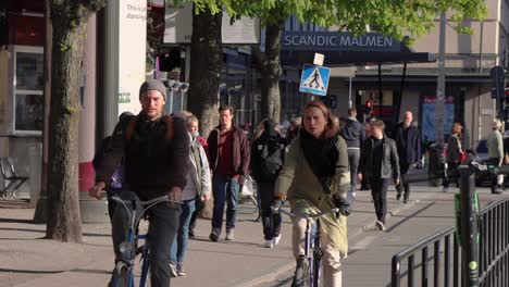 Tráfico-De-Peatones,-Bicicletas-Y-Monopatines-En-Estocolmo-En-Primavera