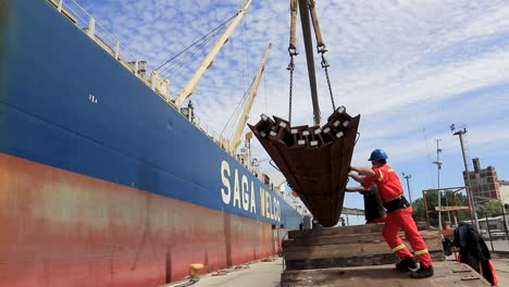 Frachtschiff-Wird-In-Einem-Argentinischen-Hafen-Beladen,-Arbeiter-Im-Fokus,-Klarer-Tag