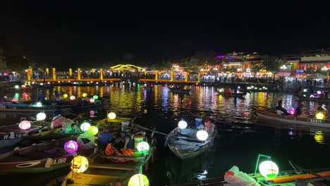 Vietnam-Hoi-An-Laternen-Schweben-Im-Vordergrund-Mit-Laternenbooten-Entlang-Des-Thu-Bon-Flusses