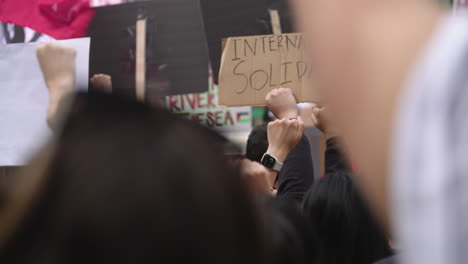 Manifestantes-En-Una-Marcha-Sosteniendo-Sus-Puños.