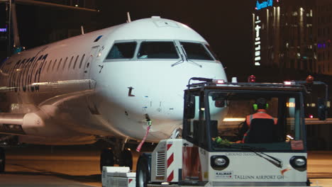 El-Avión-Nordica-Bombardier-Crj-900-Retrocede-Desde-La-Puerta-Del-Aeropuerto-De-Tallin-En-La-Oscuridad