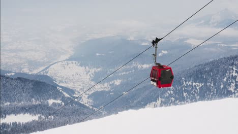 Cable-Car-Going-Down-The-Mountain-In-Winter-In-Gulmarg,-India