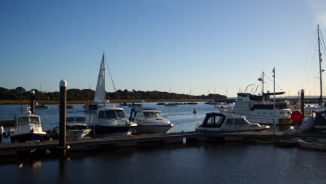 Plano-Amplio-De-Barcos-Yates-Amarrados-Con-Velero-Navegando-Hacia-El-Mar-Desde-El-Río-Lymington