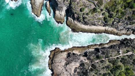 Von-Oben-Nach-Unten-Verfolgte-Drohnenaufnahme-Des-Stradbroke-Islands-Point-Lookout-North-Gorge