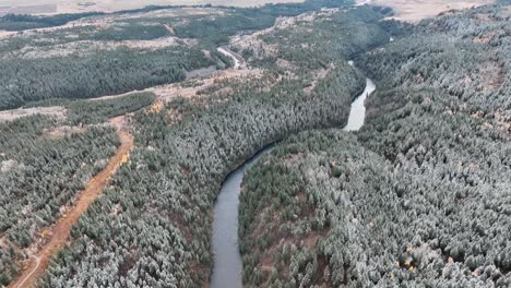 Luftaufnahme-Eines-Flusses,-Der-Durch-Den-Winterwald-In-Der-Nähe-Von-Sun-Valley,-Idaho,-USA-Fließt