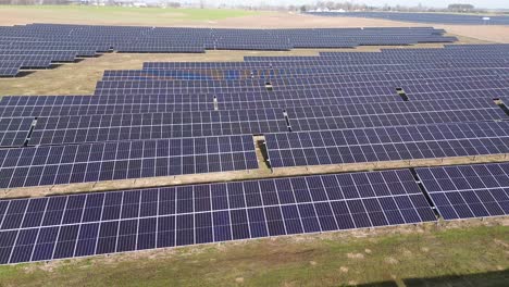 Panel-De-Granja-Solar-Diapositiva-Aérea-Derecha-Día-Soleado