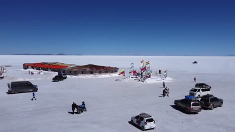 La-Antena-Se-Retira-De-Los-Turistas-En-La-Plaza-De-Banderas-En-El-Salar-De-Uyuni.