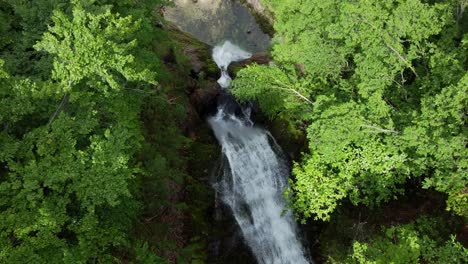 Wasserfall-In-Italien-Aus-Der-Vogelperspektive-1