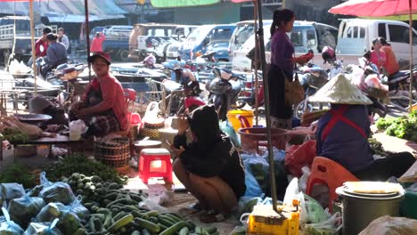 Una-Imagen-De-Lugareños-Vendiendo-Sus-Cosechas-Sentados-En-El-Suelo-Se-Ha-Convertido-En-Una-Atracción-Turística-En-Laos.