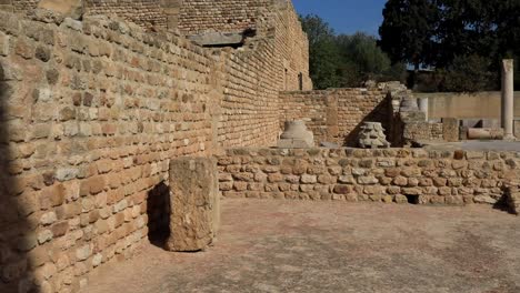 Sonnenbeschienenen-Antiken-Römischen-Ruinen-In-Karthago,-Tunesien,-Klarer-Blauer-Himmel