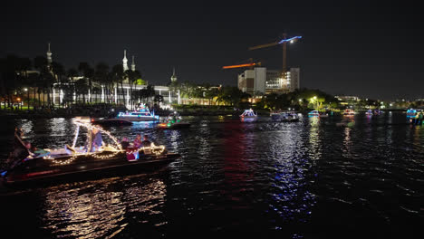 Desfile-De-Barcos-Iluminados-Durante-Las-Fiestas-En-La-Bahía-De-Tampa,-Río-Hillsborough,-Florida,-Estados-Unidos